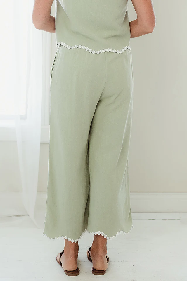 Aloe Scallop & Bloom Ankle Pants - Image 4