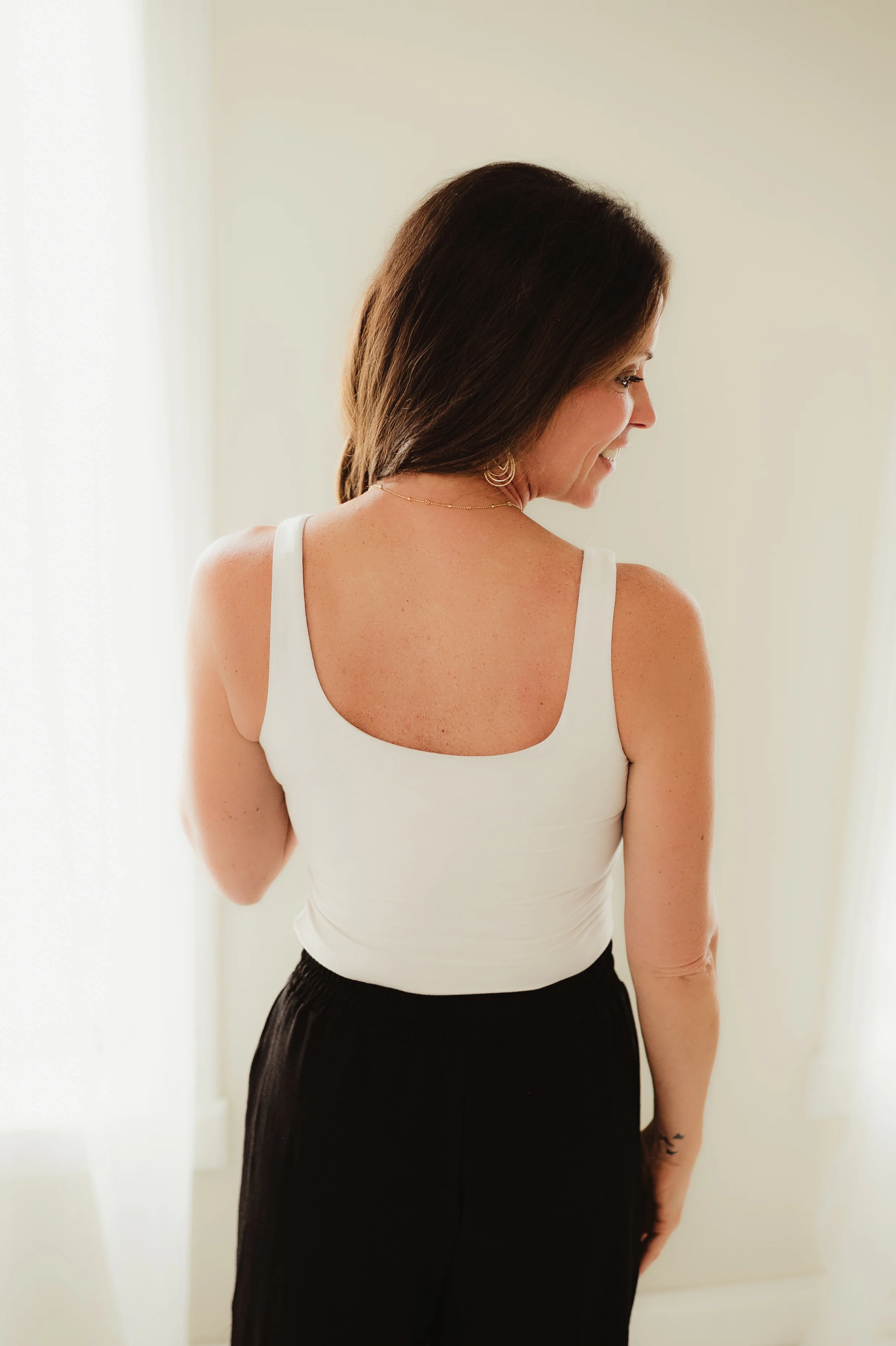 Sand Beige Polished Fit V-Neck Tank - Image 4